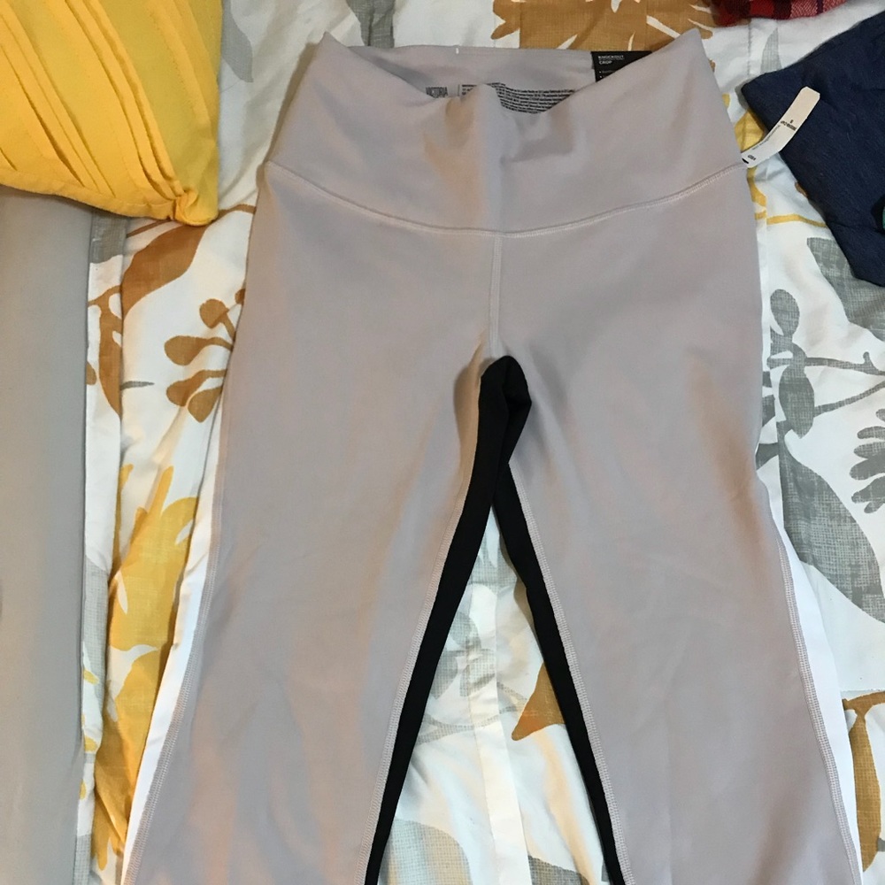 Victoria’s Secret crop workout bottoms